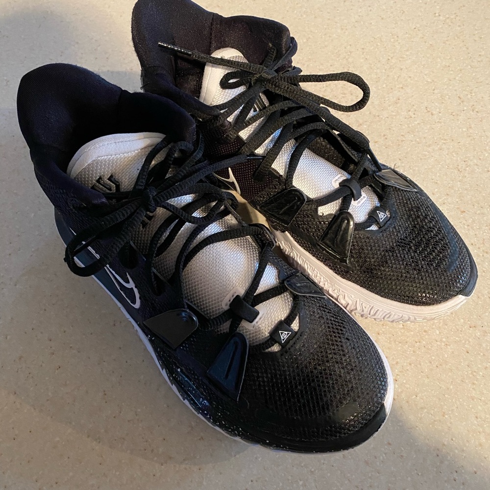 Like New Kyrie Irving Basketball Shoes Men’s Size 7.5 Black/White
